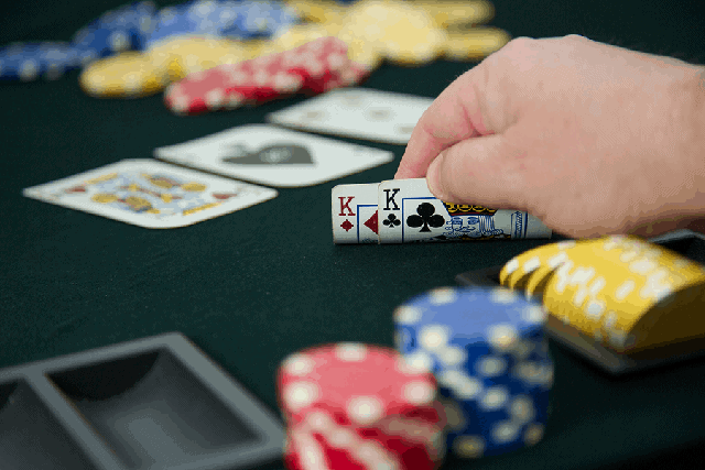 Cách chơi Poker hay nên đặt cược ở những vòng cược tiếp