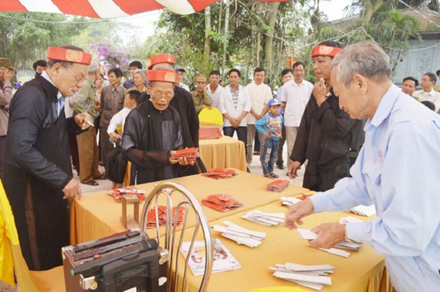 Với bài xếp dưới chiếu